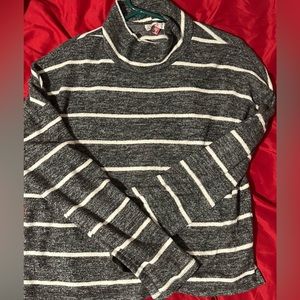 Juniors cropped long sleeve shirt